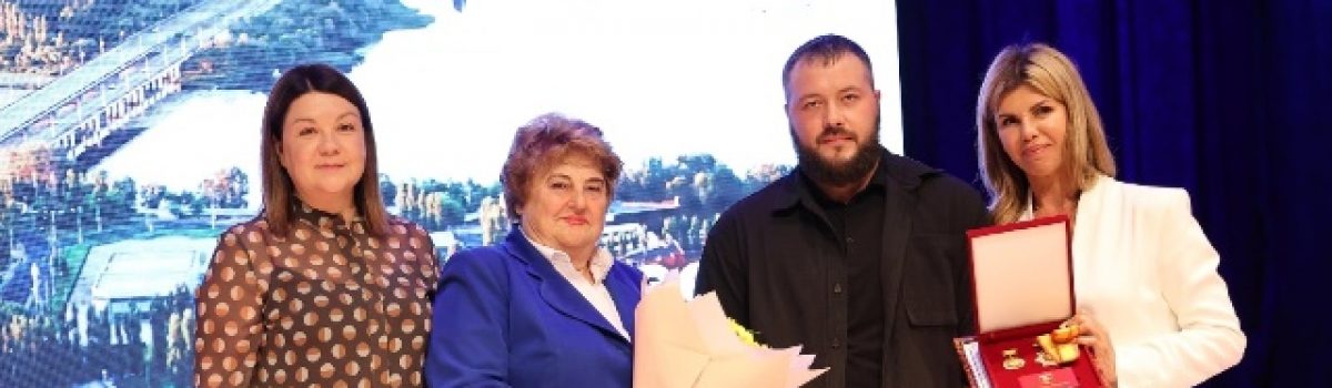 Сегодня на торжественном приеме в честь Дня города наградили Почетных граждан